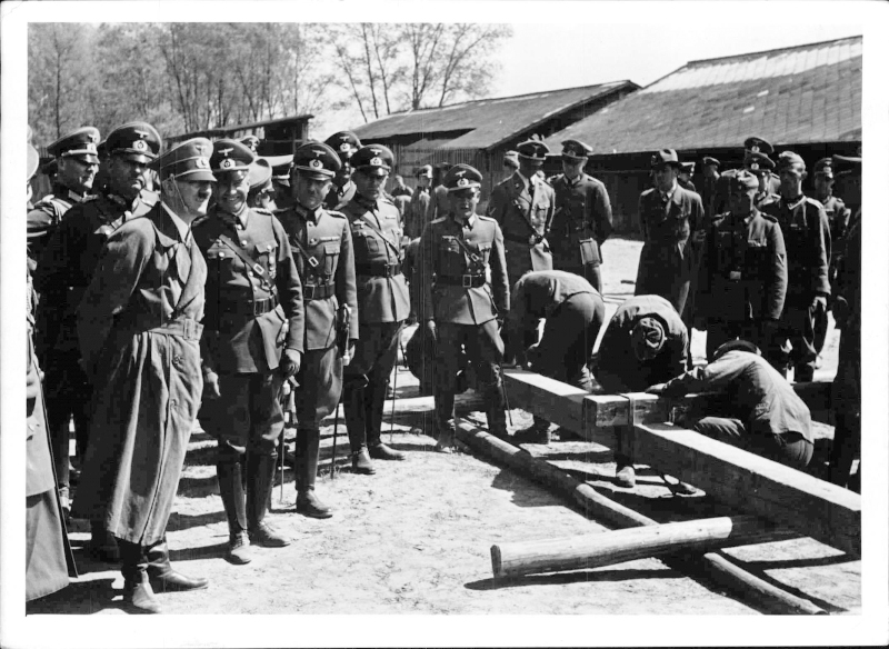 Hitler bei den Rekruten